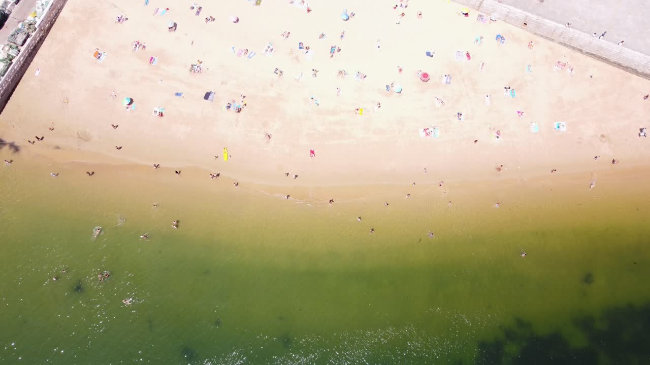 포르투갈 카스 카이스 베이의 공중 하향식 하강 샷