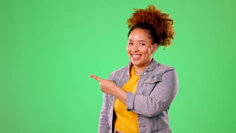 mujer feliz señalando a la pantalla verde aislada
