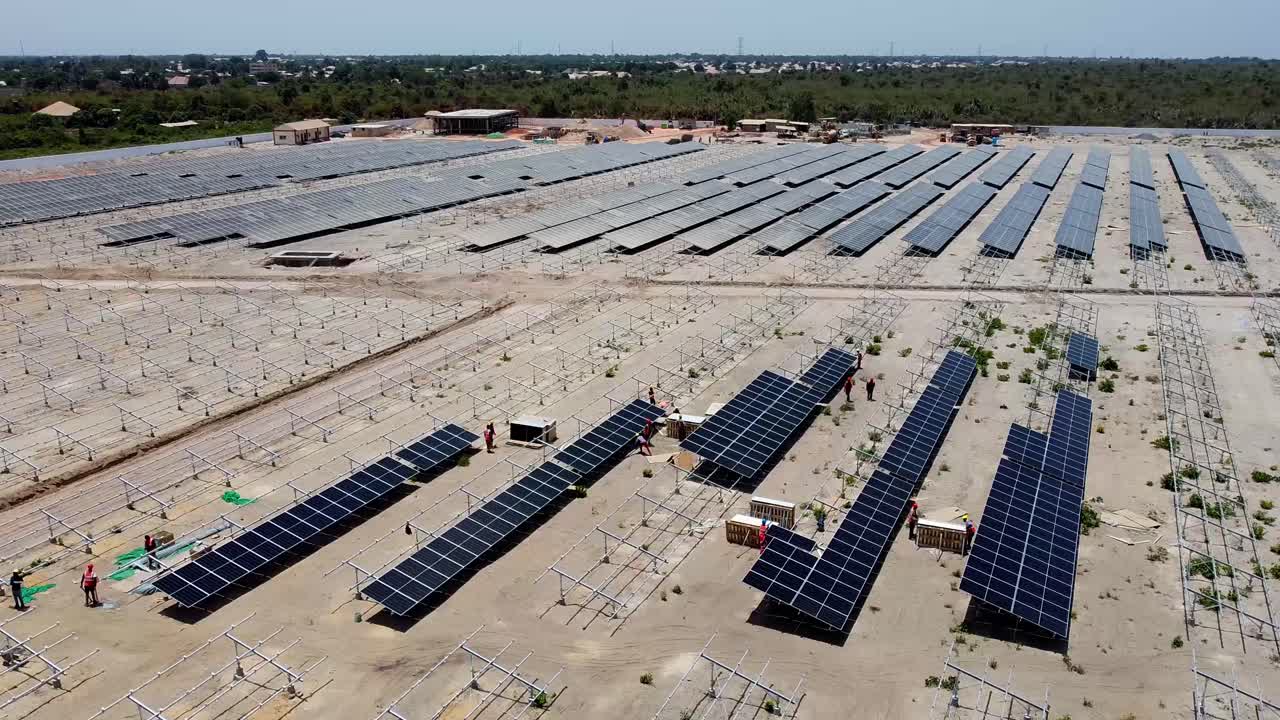 el progreso viene con la planta de energía fotovoltaica con paneles solares bifaciales en construcción en jambur, gambia.
