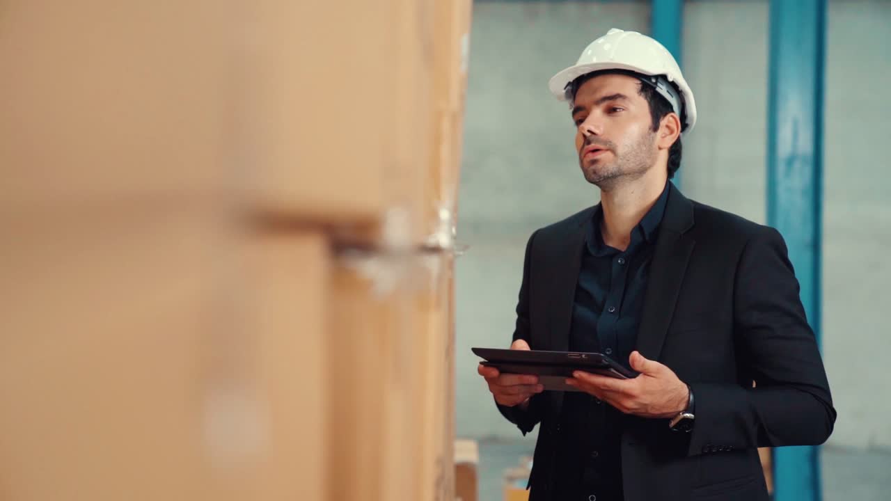 gerente de fábrica que utiliza una tableta en el almacén o la fábrica