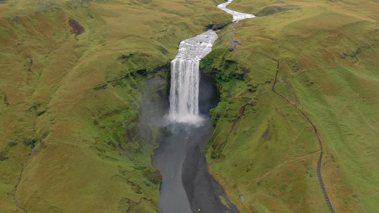 vista aérea de la cascada de skogafoss en islandia en un día nublado
