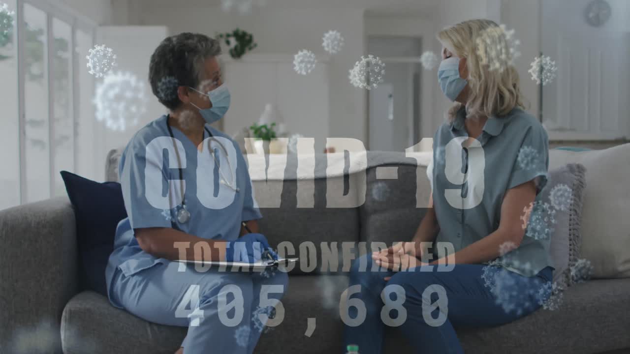 animación de células de covid 19 y texto sobre una mujer médico y paciente con máscaras faciales