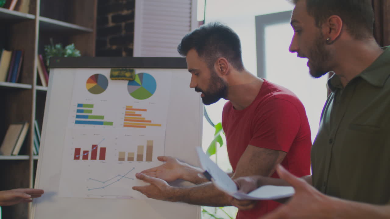discusión de negocios emocional. mujer de negocios gritando con el altavoz