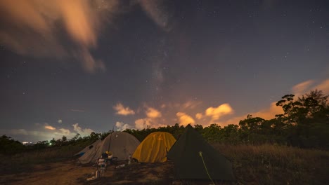 Carpas-Bajo-El-Lapso-De-Tiempo-De-La-Galaxia-De-La-Vía-Láctea-Mui-Wo,-Hong-Kong,-Lapso-De-Tiempo-De-La-Vía-Láctea-De-La-Galaxia-Del-Universo,-Vista-De-La-Galaxia-Oscura,-Líneas-Estelares,-Semáforos-Lapso-De-Tiempo-Hiperlapso-Estrellas-Del-Cielo-Nocturno-En-El-Fondo-Del-Cielo