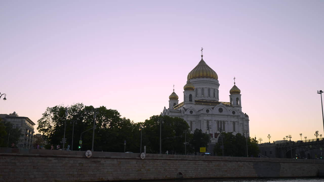 собор христа спасителя в москве на закате