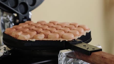 Tostadora-De-Gofres-Haciendo-Un-Gofre-De-Burbujas-En-Una-Tienda-De-Golosinas