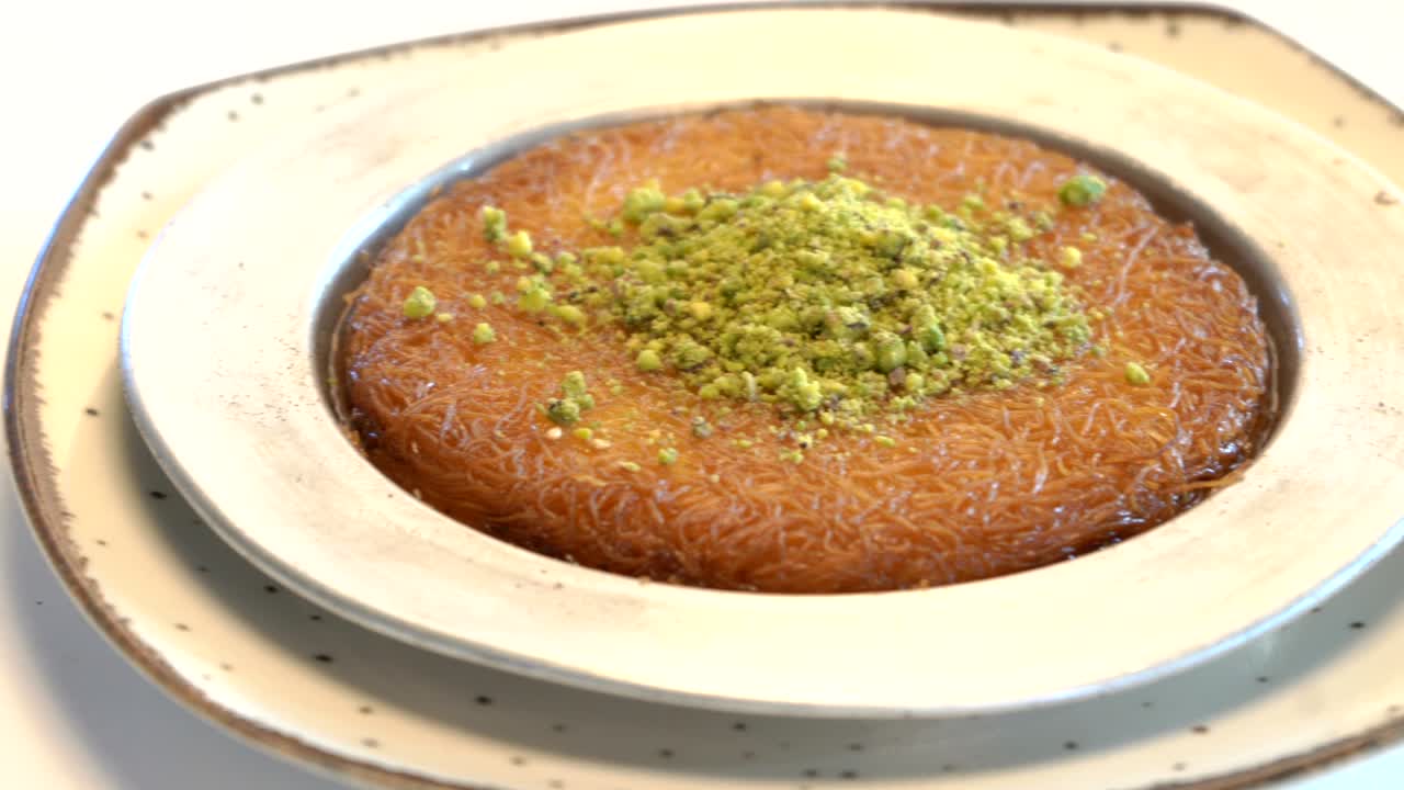 rebaño de cabras extendiéndose en el prado