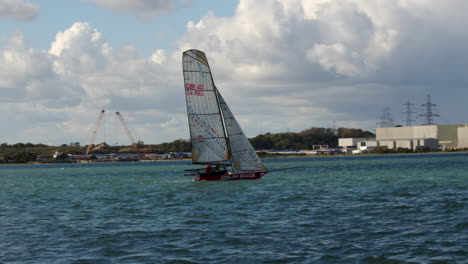 Vela-Ligera-Isométrica-En-Calshot-Spit,-The-Solent,-Southampton