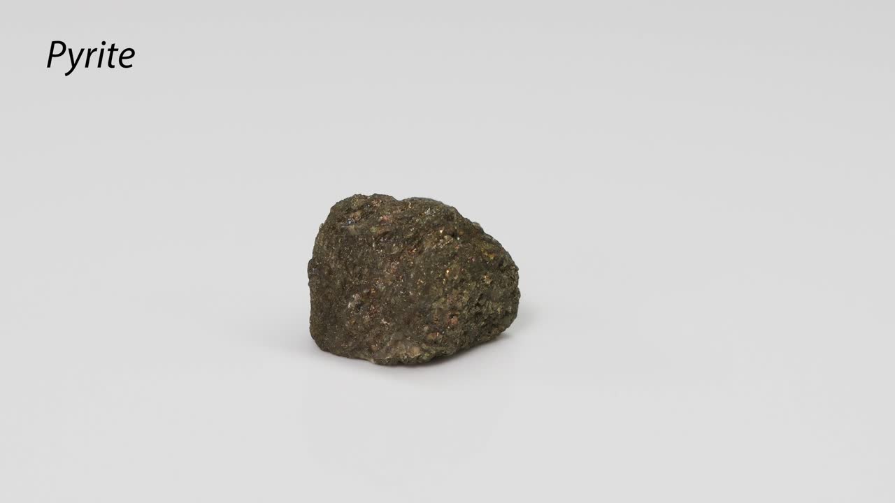 색 배경 에 회전 하는 피라이트 바위