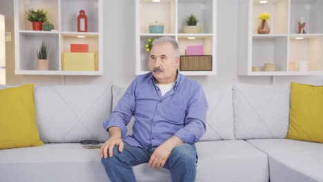 el anciano con cambios de humor repentinos. el anciano es triste y feliz.