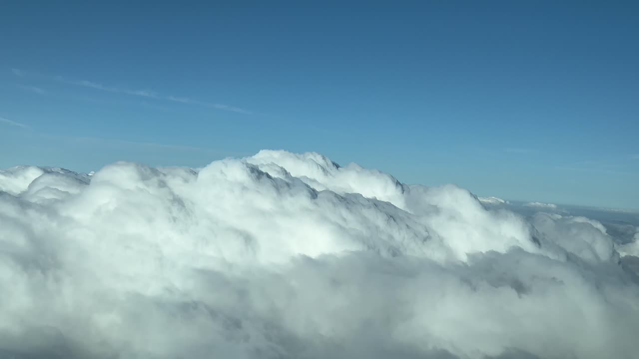 폭풍우가 불고 있는 큐러스 구름을 향해 날고 있는 비행기 조종사 에서 힌 조종사