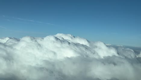 POV-Aufnahme-Eines-Piloten-Aus-Dem-Cockpit-Eines-Flugzeugs,-Das-Auf-Eine-Stürmische-Cumulus-Wolke-Zufliegt