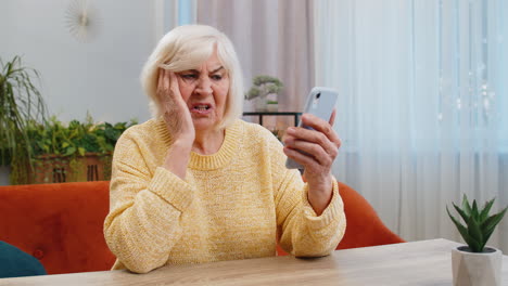 Senior-grandmother-woman-use-smartphone-surprised-by-bad-news,-fortune-loss,-fail,-lottery-results