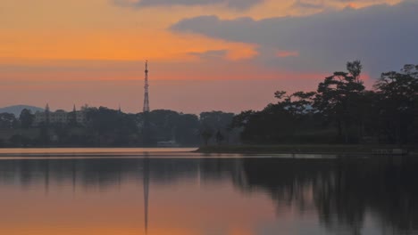 Lapso-De-Tiempo-Al-Atardecer-En-Un-Río