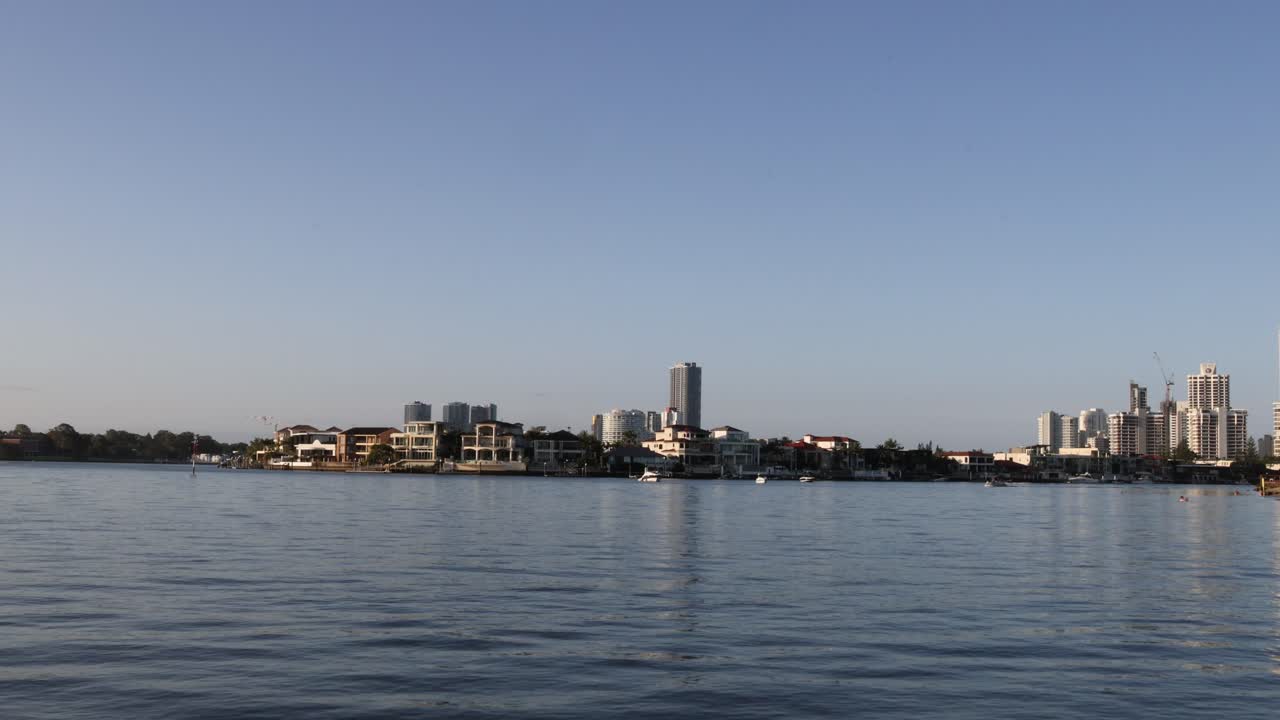 Time-lapse dello skyline della città dall'altra parte dell'acqua