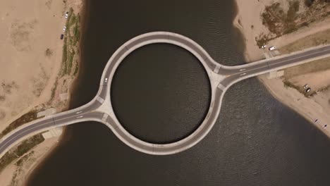 drone gira sobre el puente circular laguna garzon en uruguay