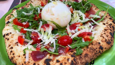 pizza tradizionale italiana con formaggio burrata, pomodori, insalata a razzo e prosciutto di parma, cibo gustoso, 4k shot