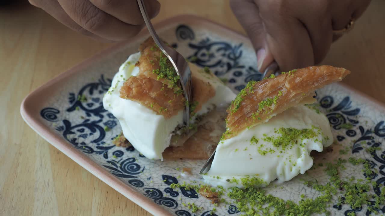 deliciosa baklava turca con helado