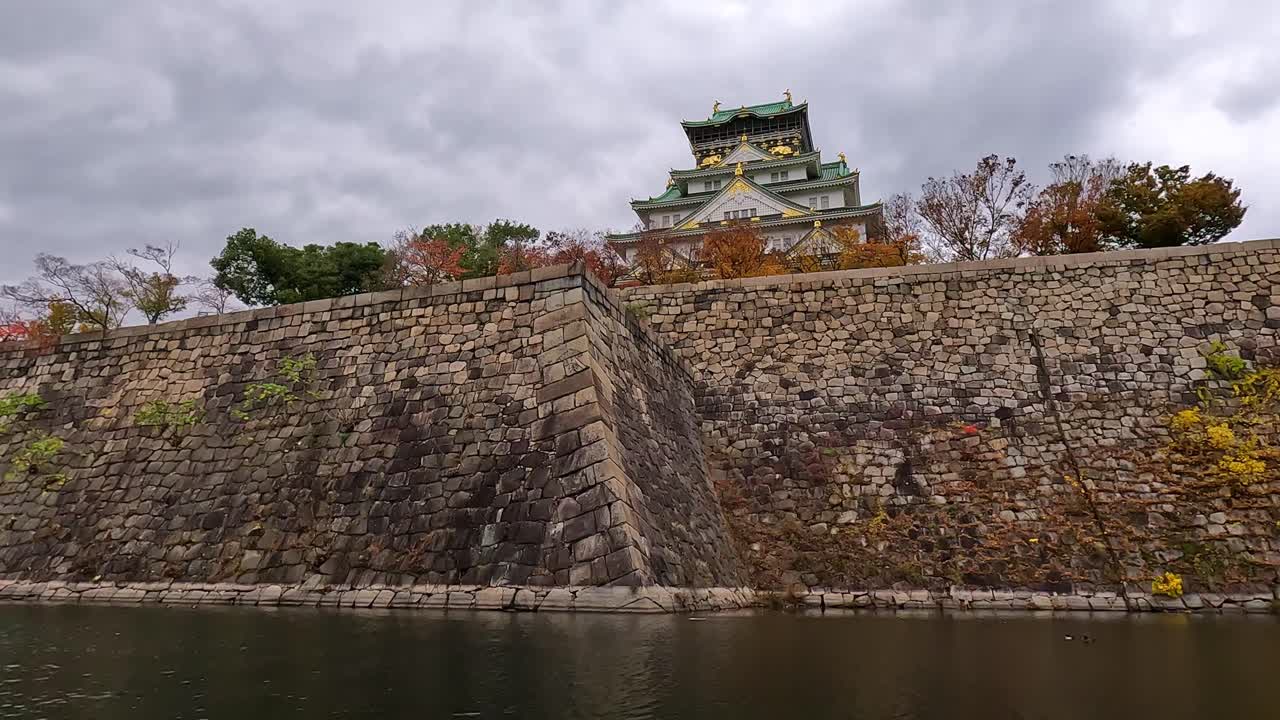 vista desde el foso del castillo al famoso castillo de osaka en japón