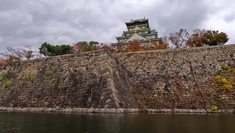 Vista-Desde-El-Foso-Del-Castillo-Al-Famoso-Castillo-De-Osaka-En-Japón