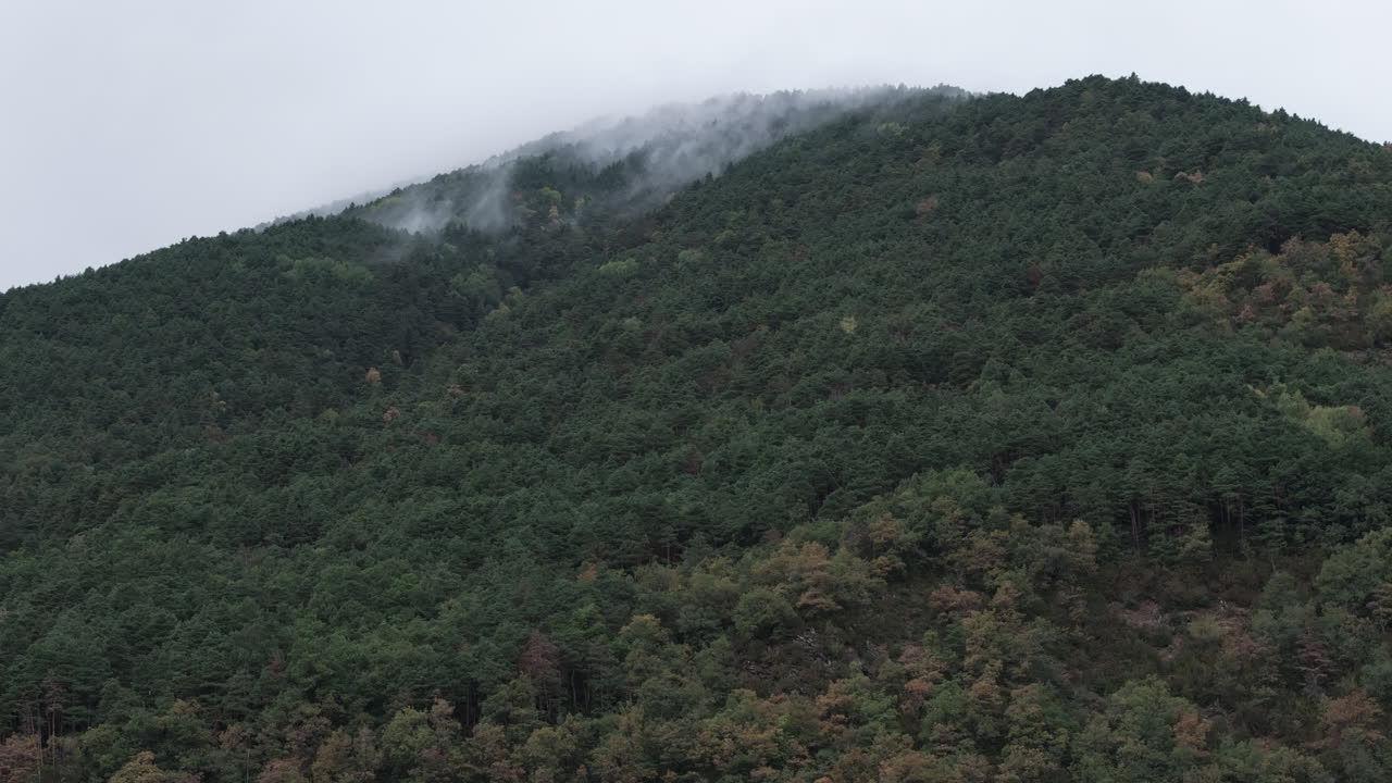 Ripresa aerea con drone delle cime nebbiose dei Pirenei spagnoli in Spagna, Europa