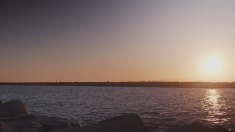 Cielos-Al-Atardecer-Sobre-Un-Canal-Pacífico