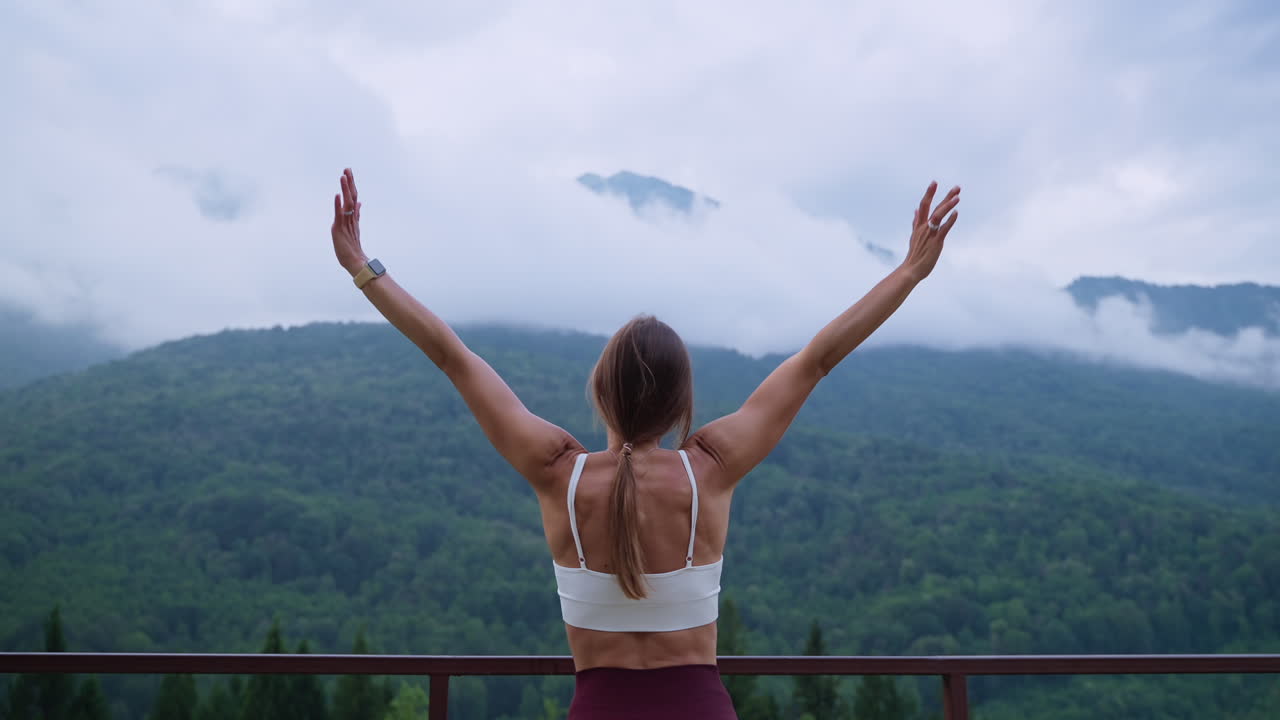 una mujer disfrutando de la vista desde una montaña.