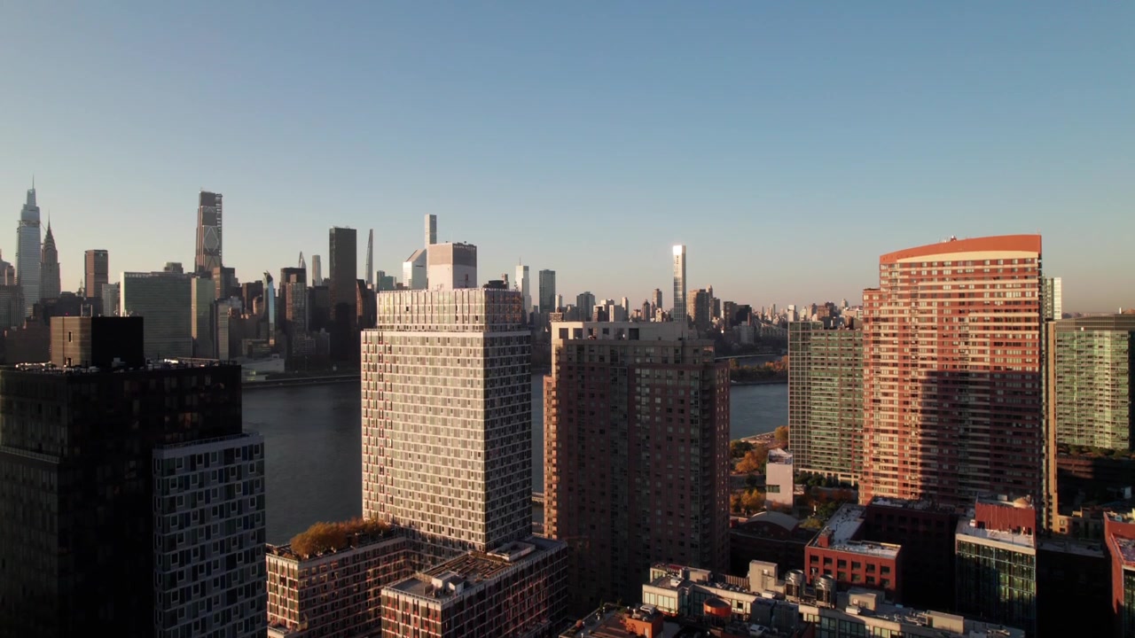 Ripresa aerea con drone in ascesa di condomini di lusso a Long Island City, Queens, New York. 4K