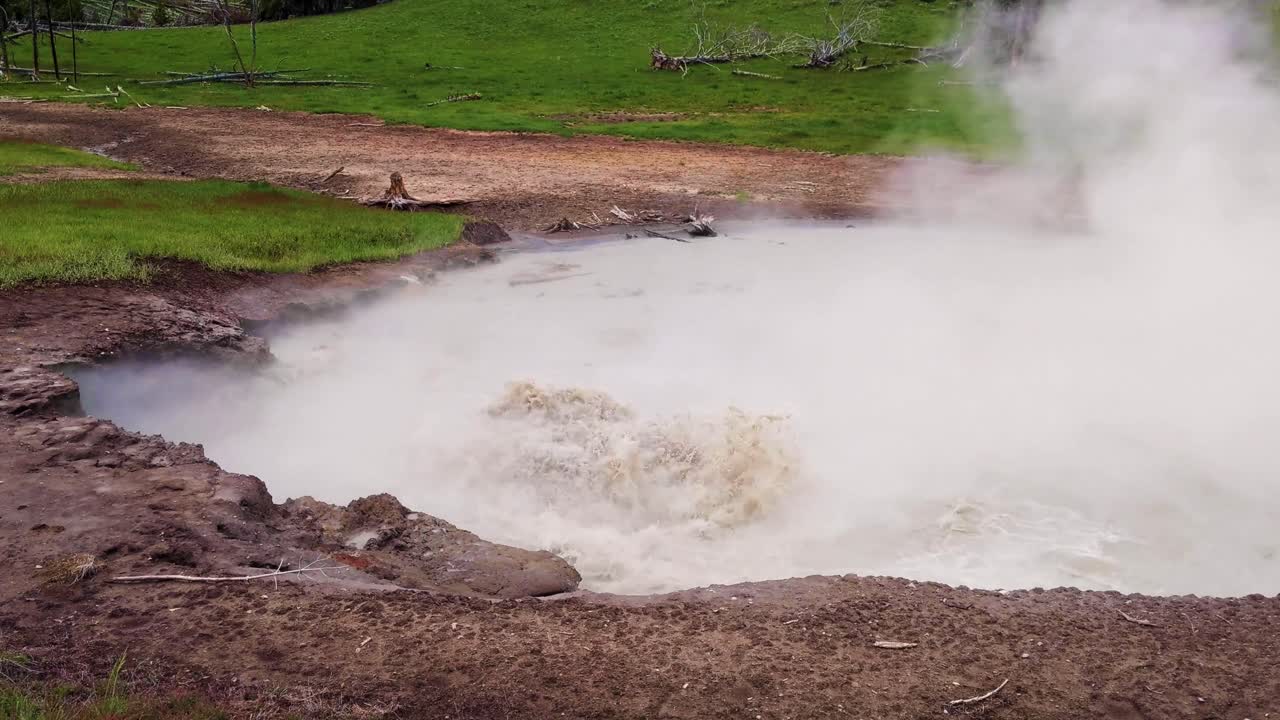 violentamente burbujeante enorme géiser de aguas termales primer plano, tiro de detalle de vapor que se eleva en el parque nacional de yellowstone, wyoming, ee.uu.