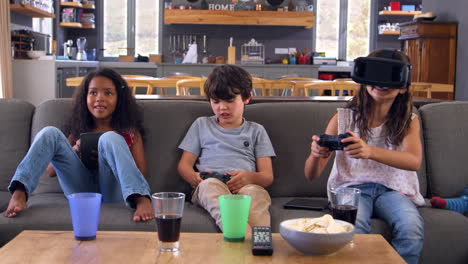 los niños juegan a juegos de computadora usando auriculares de realidad virtual