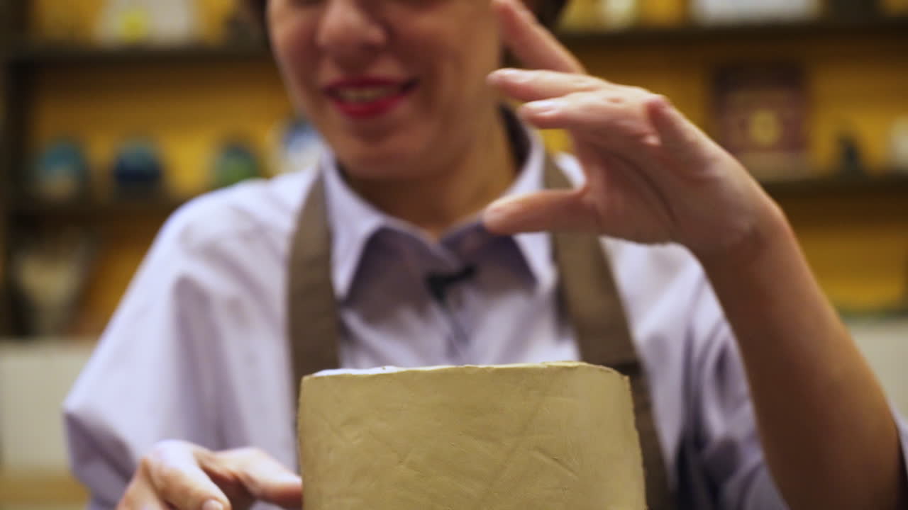 점토 를 만드는 여자