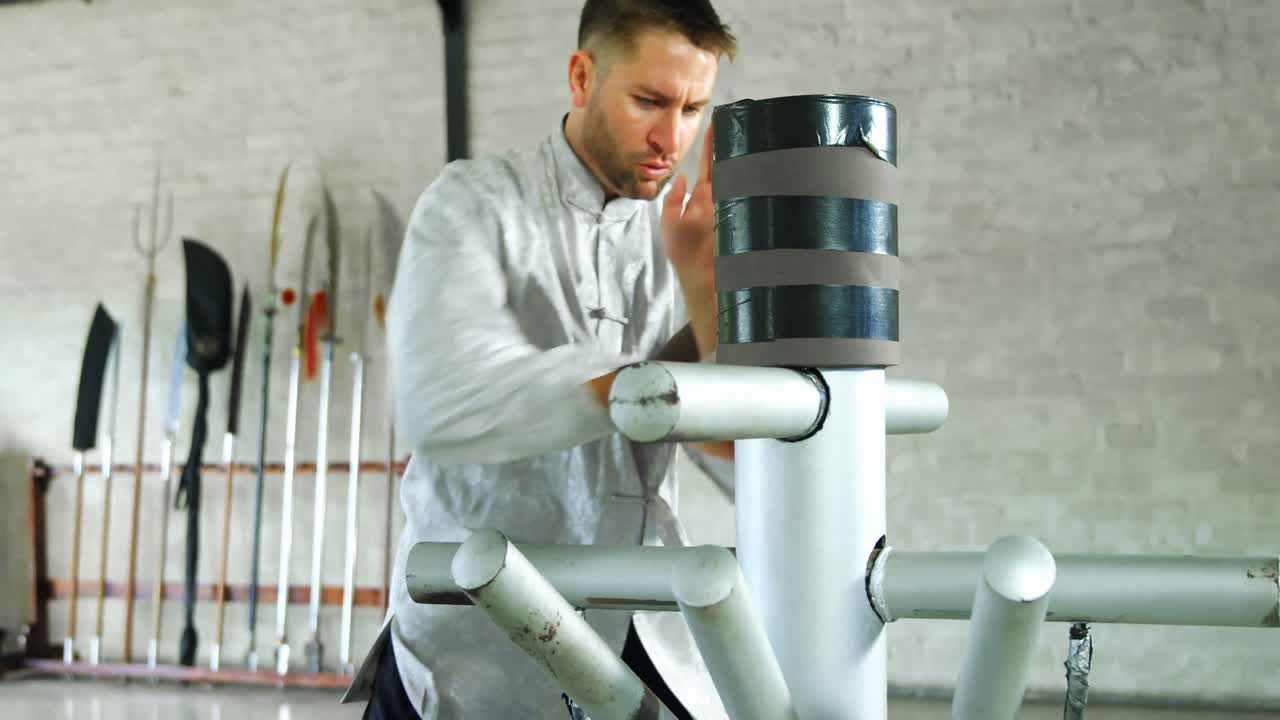 ⁇ 푸 파이터가 목조 인형 4k와 함께 무술을 연습하고 있습니다.