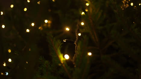 árbol de navidad decorado con luces parpadeantes