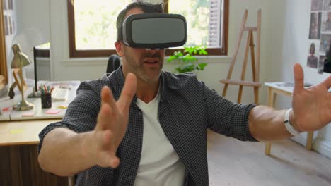 Geschäftsmann-Nutzt-Virtual-Reality-Headset-Am-Schreibtisch-4k