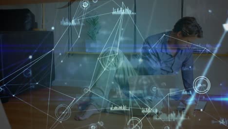 animación del procesamiento de datos sobre el hombre caucásico que trabaja desde casa