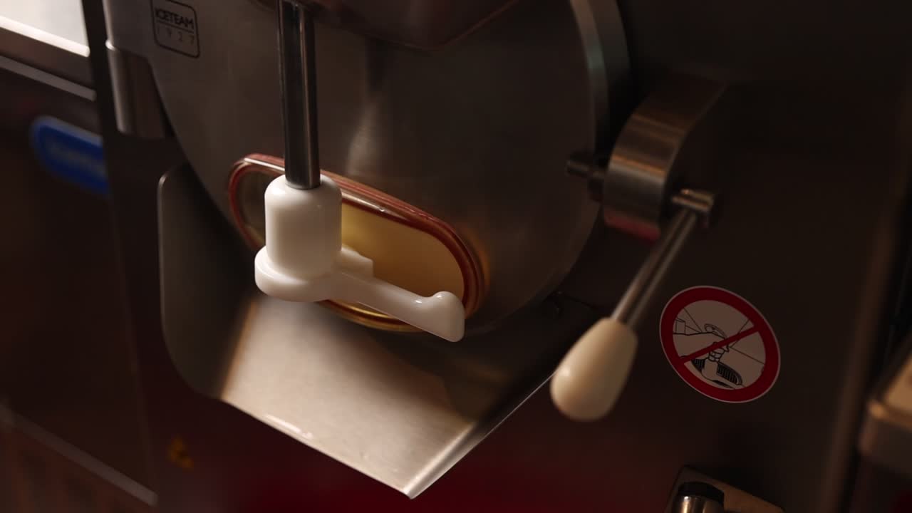 Gros plan d'une machine à glace professionnelle