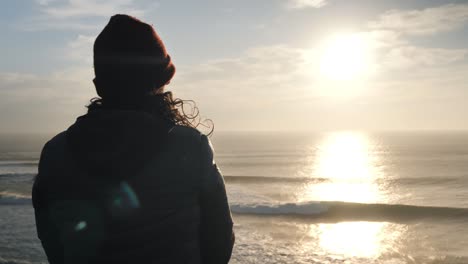 viendo la puesta de sol con el mar de fondo