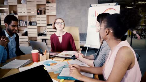 empleados multiétnicos dan la bienvenida a una mujer líder de equipo. una joven mujer de negocios europea feliz lidera una reunión de inicio de oficina. 4k