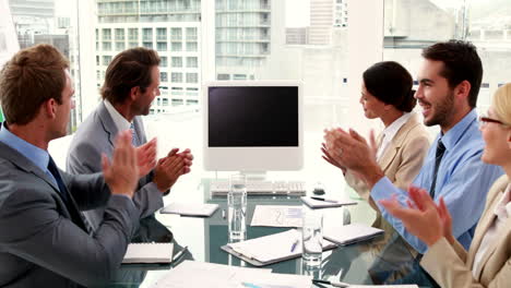 Equipo-De-Negocios-Aplaudiendo-Una-Pantalla-En-Blanco