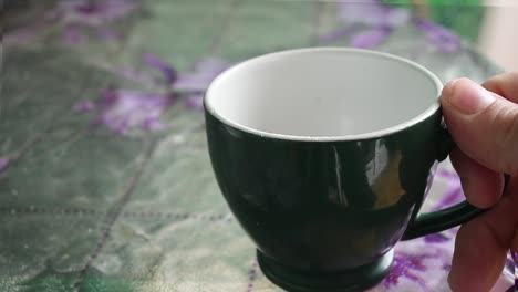 poner una taza en una mesa