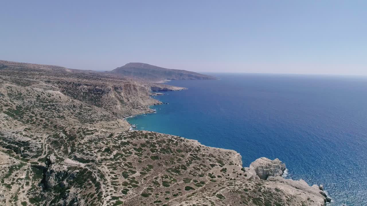 hermosa vista desde un dron volando sobre la playa y la bahía en matala creta grecia