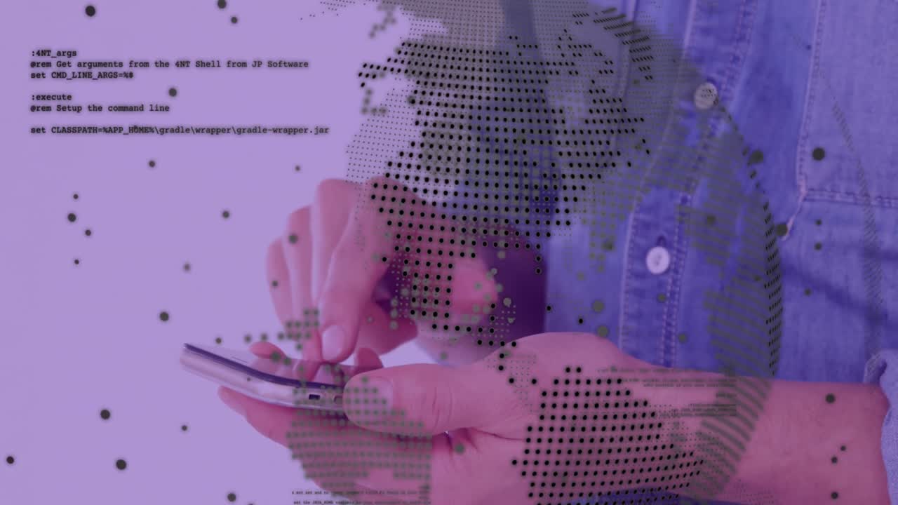 animación del procesamiento de datos y el globo sobre el hombre caucásico usando un teléfono inteligente