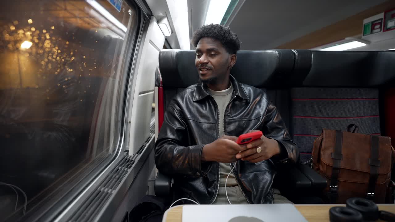 열차에 타고 있는 남자