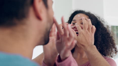 reírse, crema facial y pareja haciendo cuidado de la piel