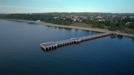 Luftaufnahme-Von-Pier-Und-Küste-An-Der-Idyllischen-Ostsee-In-Orlowo-Bei-Sonnenaufgang-In-Gdynia