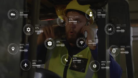 Animation-Der-Datenverarbeitung-Eines-Gemischtrassigen-Männlichen-Arbeiters,-Der-In-Einem-Gabelstapler-Im-Lager-Mit-Seinem-Smartphone-Spricht