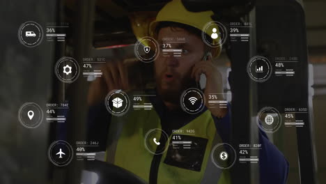 animación de procesamiento de datos de un trabajador masculino biracial hablando en teléfono inteligente en una carretilla elevadora en un almacén