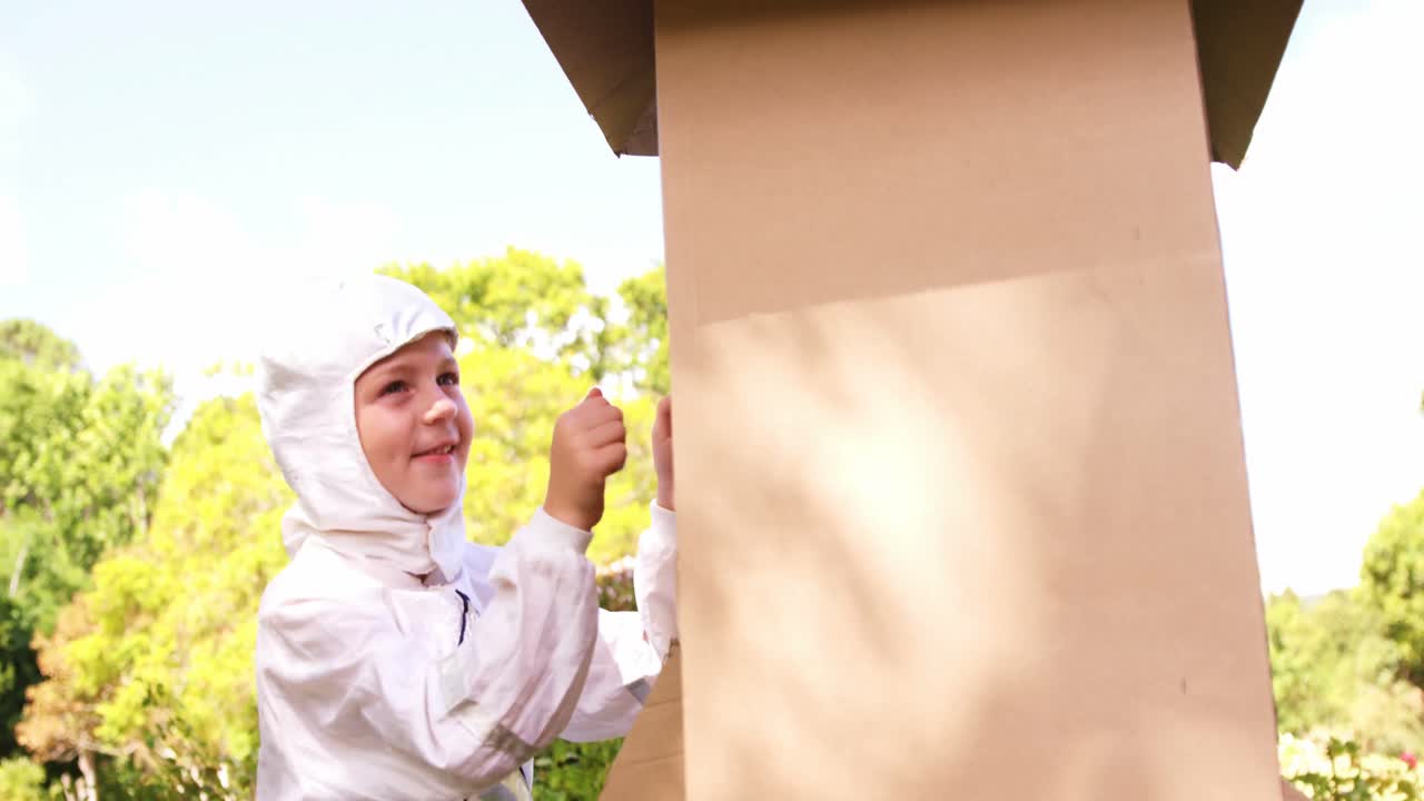 우주비행사인 척 하는 소년