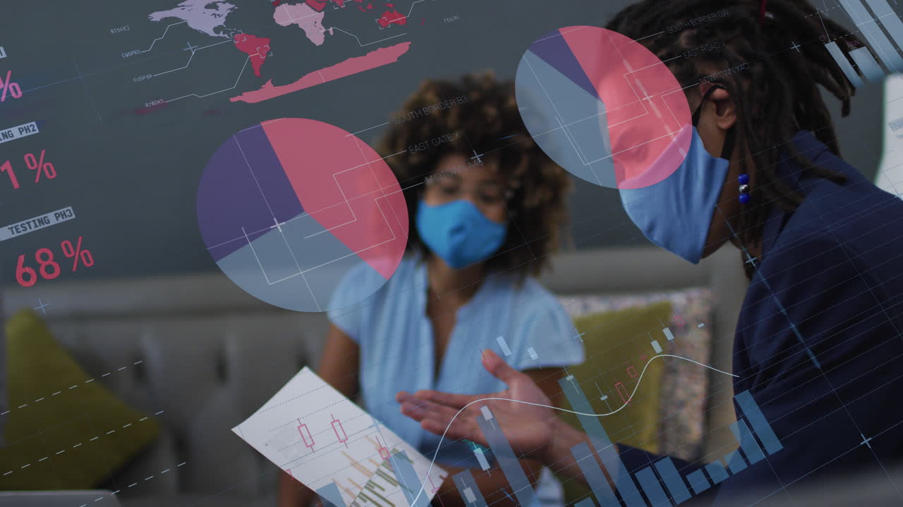 animación del procesamiento de datos sobre un hombre de negocios biracial con máscara facial