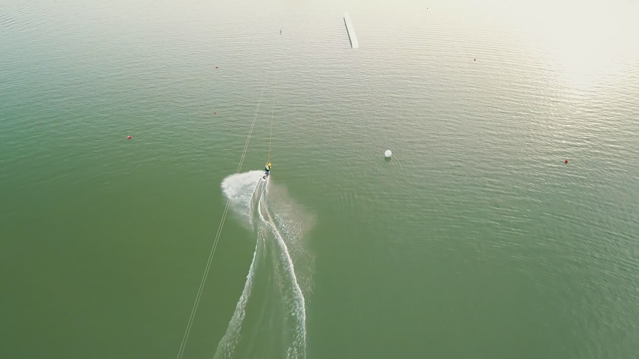 zlate piesky, bratislava, 슬로바키아 호수에서 웨이크 탑승하는 사람의 드론 샷